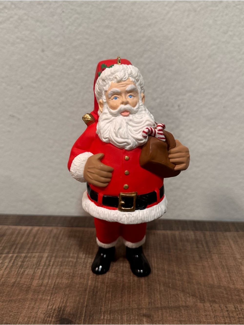 1996 Santa Hallmark Keepsake Ornament Collectors Club